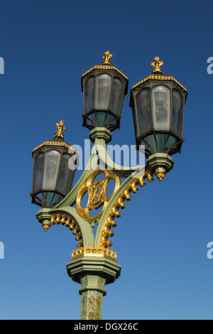 Lanternes d'éclairage de rue en détail le long de Westminster Bridge Banque D'Images