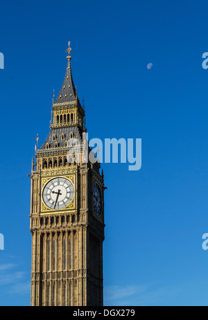 Vue de Big Ben isolés contre un ciel bleu clair matin Banque D'Images