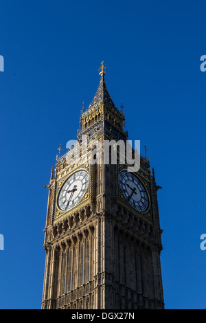 Vue de Big Ben isolés contre un ciel bleu clair matin Banque D'Images