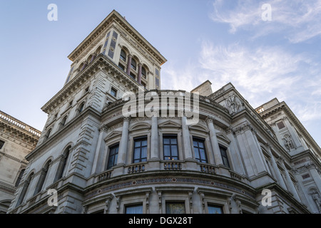 À la recherche jusqu'à l'arrière du bâtiment des Affaires étrangères et du Commonwealth de Horse Guards Road Banque D'Images