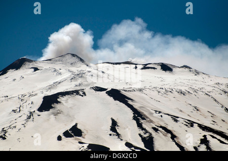 La fumée s'élevant à l'Etna, volcan actif, Sicile, Italie, Europe Banque D'Images