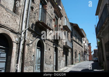 Les maisons faites de roches volcaniques, centre-ville historique, Randazzo, Sicile, Italie, Europe Banque D'Images