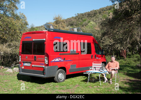 Camping, campmobile, dans une forêt de chênes-liège, les montagnes de Madonie, Geraci Siculo, Sicile, Italie, Europe Banque D'Images