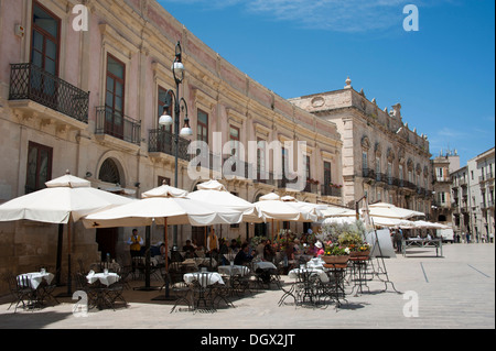 Cafés sur la Piazza Duomo, la place de la Cathédrale, Syracuse, Syracuse, Ortigia, l'île d'Ortygie, Sicile, Italie, Europe Banque D'Images