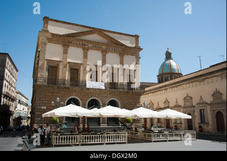 Casa Senatoria immeuble sur la place principale avec le Palais de la Corte Capitaniale palace, dôme de la cathédrale de San Banque D'Images