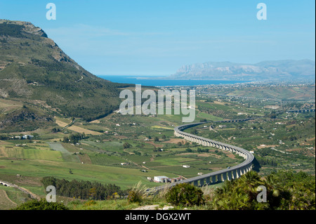 Vue depuis vers Segesta Castellammare del Golfo, province de Trapani, Sicile, Italie, Europe Banque D'Images