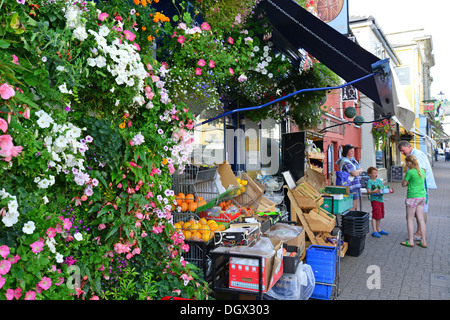 Magasin de fruits et légumes sur High Street, Crickhowell, parc national de Brecon Beacons, Powys, Wales, Royaume-Uni Banque D'Images