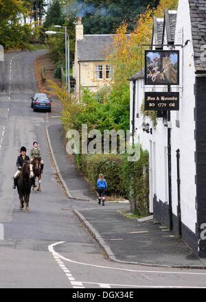 Houston, Renfrewshire, en Écosse, au Royaume-Uni. 26/10/2013. Renfrewshire Foxhounds et Lanarkshire se rassemblent pour la première chasse de la saison en raison d'Houston House, Renfrewshire Alamy Live News Banque D'Images