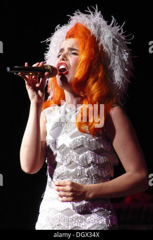 Paloma Faith de concert avec l'Orchestre symphonique Guy Barker - tour de grâce , Theatre Royal Concert Hall, Nottingham, Royaume-Uni. 2013 Banque D'Images