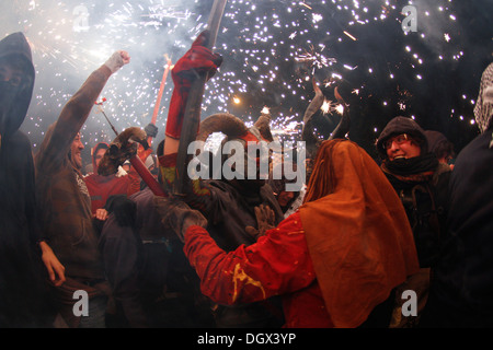 Les gens dansent entourés par le feu et la pyrotechnie lors d'un feu traditionnel run dans l'île de Majorque, Espagne Banque D'Images