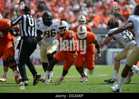 Miami, FL, USA. 26Th Oct, 2013. Dallas Crawford # 25 de Miami se précipite hors de Tylor Harris # 36 de service durant le NCAA football match entre le service et les diacres de démon Forêt Miami Gardens, en Floride. Les Hurricanes a battu le démon diacres 24-21. © Cal Sport Media/Alamy Live News Banque D'Images