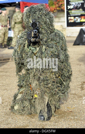 Londres, Royaume-Uni. 26Th Oct, 2013. Rifleman Mitchell, un sniper de l'Rifles Regiment d'infanterie légère portant un costume ghillie camouflage se réserve à l'activité de recrutement sur Horse Guards Parade. © Michael Preston/Alamy Live News Banque D'Images