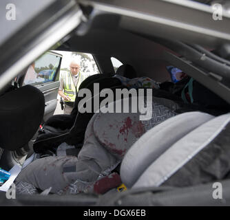 Dana Point, Californie, USA. 24 Oct, 2013. Un agent de CHP mène son enquête d'un accident de voiture sur l'autoroute I5 dans la région de Dana Point, jeudi après-midi.db.jpg --10/24/13 -- PHOTO DE DAVID BRO/Zuma Press.--- California Highway Patrol et Orange County Fire Authority chez les intervenants d'urgence ont été appelés pour un accident impliquant plusieurs véhicules un camion semi-remorque dans les voies sud de l'autoroute I5 le jeudi après-midi. L'accident, situé à seulement 250 mètres au sud de la Californie Via Freeway Overpass et un 1/4 mile au nord o Banque D'Images