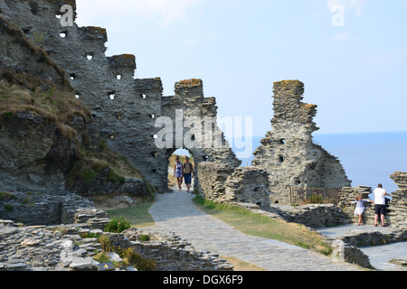 Ruines du château de Tintagel, (lieu de naissance légendaire du roi Arthur), Tintagel, Cornwall, Angleterre, Royaume-Uni Banque D'Images