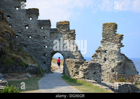 Ruines du château de Tintagel, (lieu de naissance légendaire du roi Arthur), Tintagel, Cornwall, Angleterre, Royaume-Uni Banque D'Images