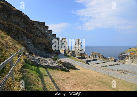 Ruines du château de Tintagel, (lieu de naissance légendaire du roi Arthur), Tintagel, Cornwall, Angleterre, Royaume-Uni Banque D'Images