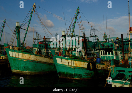 Bateaux de pêche amarré, Kampong Saom, Sihanoukville, Cambodge. crédit : Kraig Lieb Banque D'Images