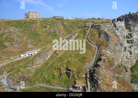 Ruines du château de Tintagel, (lieu de naissance légendaire du roi Arthur), Tintagel, Cornwall, Angleterre, Royaume-Uni Banque D'Images