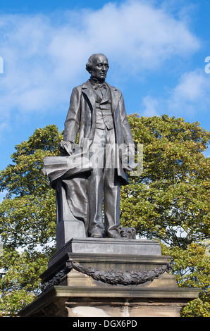 Sculpture en bronze de Lord Armstrong Newcastle Angleterre du Nord-Est UK Banque D'Images