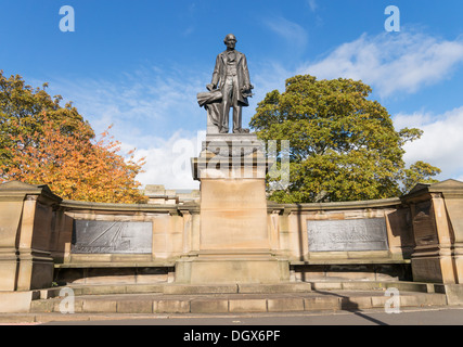 Sculpture en bronze de Lord Armstrong Newcastle Angleterre du Nord-Est UK Banque D'Images