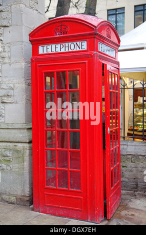 Cabine téléphonique rouge célèbre à Londres, Royaume-Uni Banque D'Images