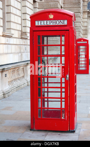 Cabine téléphonique rouge célèbre à Londres, Royaume-Uni Banque D'Images