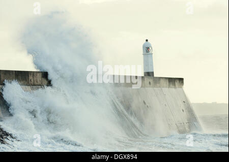 Porthcawl, UK. 27 octobre 2013. Le littoral du sud du Pays de Galles est frappé par une forte à force de coup de vent associés à la dépression centrée sur le nord-ouest de l'Irlande que les météorologues prévisions des vents violents d'apporter pour le sud de l'Angleterre et au Pays de Galles dans la nuit de dimanche à lundi et peut provoquer des dégâts similaires à ceux le 15 octobre 1987. Crédit photo : Graham M. Lawrence/Alamy Live News. Banque D'Images