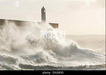 Porthcawl, UK. 27 octobre 2013. Le littoral du sud du Pays de Galles est frappé par une forte à force de coup de vent associés à la dépression centrée sur le nord-ouest de l'Irlande que les météorologues prévisions des vents violents d'apporter pour le sud de l'Angleterre et au Pays de Galles dans la nuit de dimanche à lundi et peut provoquer des dégâts similaires à ceux le 15 octobre 1987. Crédit photo : Graham M. Lawrence/Alamy Live News. Banque D'Images