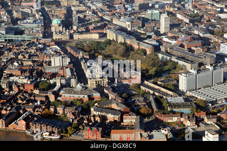 Vue aérienne du centre-ville de Hull montrant la Queen's Gardens Banque D'Images