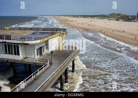 Ancienne jetée de Scheveningen à longue plage de sable par la mer du Nord, vue de dessus, Hollande méridionale, Pays-Bas. Banque D'Images