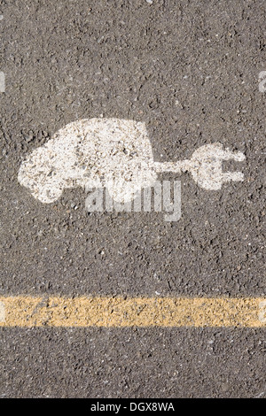 Les pictogrammes dans un parking, l'indication des prises de courant pour recharger les voitures électriques, Aurskog, Norvège, Europe Banque D'Images