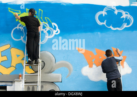 Les jeunes d'origine turque juridique pulvérisation graffiti sur le mur de la "Kreuzer' Youth Centre à Goerlitzer Park Banque D'Images