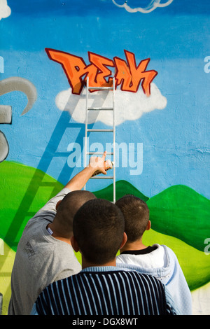 Les jeunes d'origine turque juridique pulvérisation graffiti sur le mur de la "Kreuzer' Youth Centre à Goerlitzer Park Banque D'Images