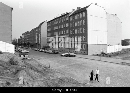 Reste du mur de Berlin, vue de la Bernauer Strasse en direction de l' est dans la Strelitz, Berlin Banque D'Images