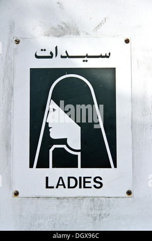 Pour un signe d'arabie toilettes dames, Dubaï, Émirat de Dubaï, Émirats Arabes Unis Banque D'Images