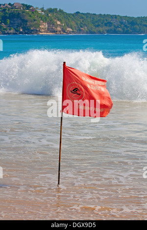 Drapeau rouge sur la plage Banque D'Images