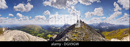 Vue panoramique 360° Vue depuis le sommet de la montagne Tullen, Aferer Geisler Montagnes, Villnoesstal valley Banque D'Images