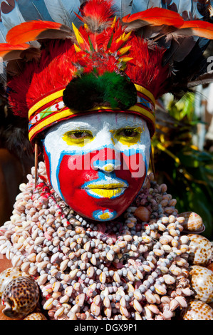 Femme dans un costume à la décoration colorée avec la peinture pour le visage à la traditionnelle collecte sing-sing, Hochland, Mount Hagen Banque D'Images