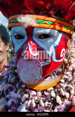 Femme dans un costume à la décoration colorée avec la peinture pour le visage de célébrer la traditionnelle collecte sing-sing, Hochland, Mount Hagen Banque D'Images