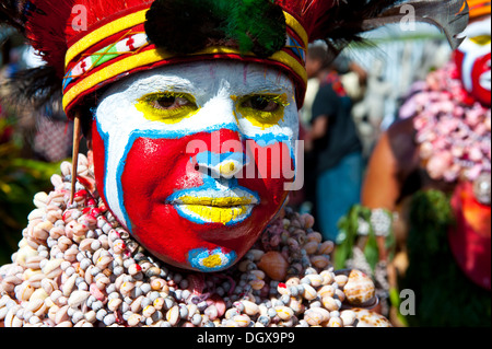 Femme dans un costume à la décoration colorée avec la peinture pour le visage à la traditionnelle collecte sing-sing, Hochland, Mount Hagen Banque D'Images