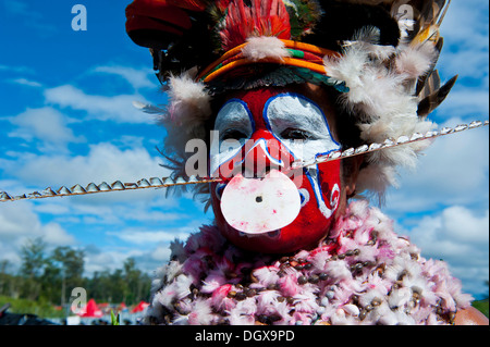 Femme dans un costume à la décoration colorée avec la peinture pour le visage à la traditionnelle collecte sing-sing, Hochland, Mount Hagen Banque D'Images