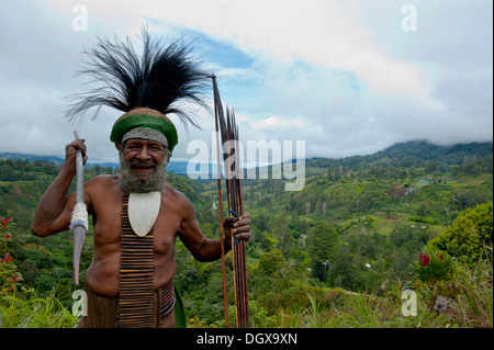 Chef de Tribu habillé de façon traditionnelle dans les Highlands, Paya, Highland, Papouasie Nouvelle Guinée Banque D'Images