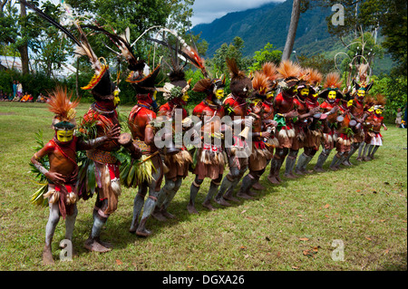 Membres de la tribu de décorations colorées et la peinture pour le visage célèbrent à la traditionnelle collecte Sing Sing dans les highlands Banque D'Images