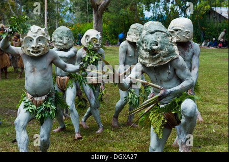 Membres de la tribu dans les masques et full body paint célèbrent à la traditionnelle collecte Sing Sing dans les highlands, Paya Banque D'Images