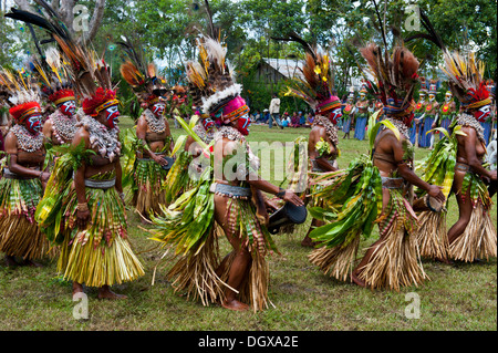 Membres de la tribu de décorations colorées et la peinture pour le visage célèbrent à la traditionnelle collecte Sing Sing dans les highlands Banque D'Images