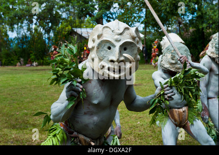 Membres de la tribu dans les masques et full body paint célèbrent à la traditionnelle collecte Sing Sing dans les highlands, Paya Banque D'Images