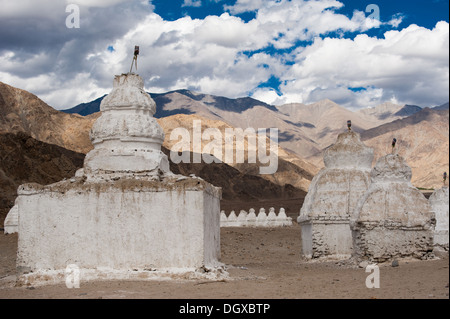 Chorten stupa bouddhiste ( ) sur l'Himalaya paysage de haute montagne avec ciel nuageux ciel bleu de l'Inde, Ladakh, Leh valley Banque D'Images