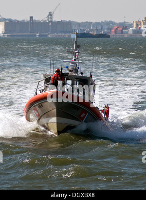 Défenseur de la Garde côtière bateau de classe sur l'Hudson par NYC. Banque D'Images