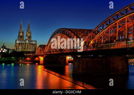 Cathédrale de Cologne à l'heure bleue avec Hohenzollernbruecke pont de chemin de fer, Cologne, Rhénanie du Nord-Westphalie Banque D'Images