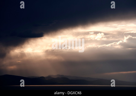 Thundercloud sur le lac Titicaca en l'heure bleue, Copacabana, Bolivie, Amérique du Sud Banque D'Images